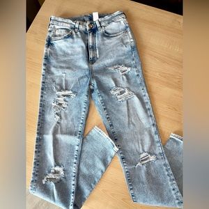 Skinny jeans by H&M! Very comfortable and extremely elastic& fashionable🛍️👖